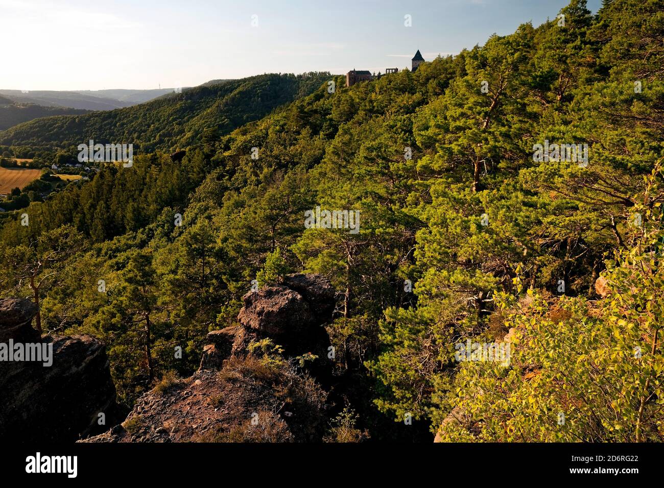 Vista dalla roccia di arenaria rossa Effles al castello Nideggen, Germania, Nord Reno-Westfalia, Eifel, Nideggen Foto Stock