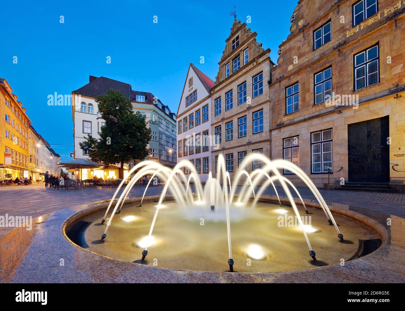 Vecchio mercato con fontana e vecchie case in serata, Germania, Nord Reno-Westfalia, Est Westfalia, Bielefeld Foto Stock