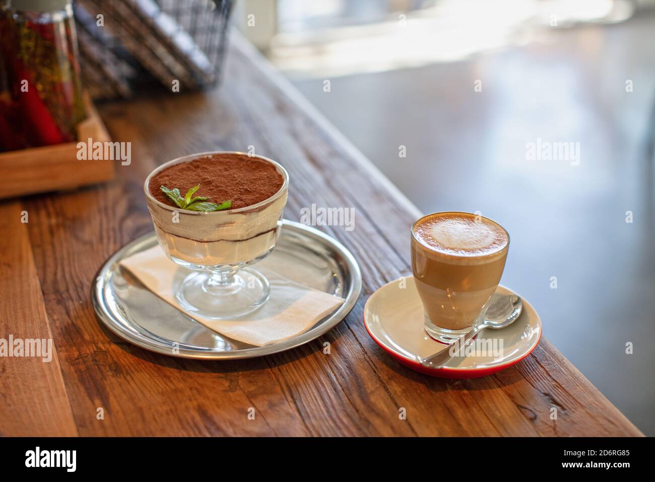 Tiramisù e caffè espresso macchiato su tavola di legno. Foto Stock