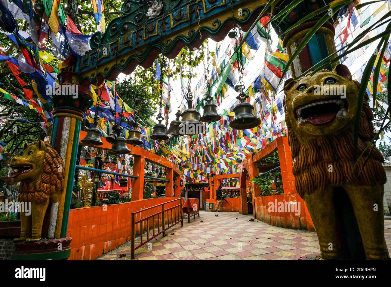 Darjeeling, India - 2020 ottobre: Bandiere di preghiera al tempio Mahakal sulla collina dell'Osservatorio il 13 ottobre 2020 a Darjeeling, Bengala occidentale, India. Foto Stock
