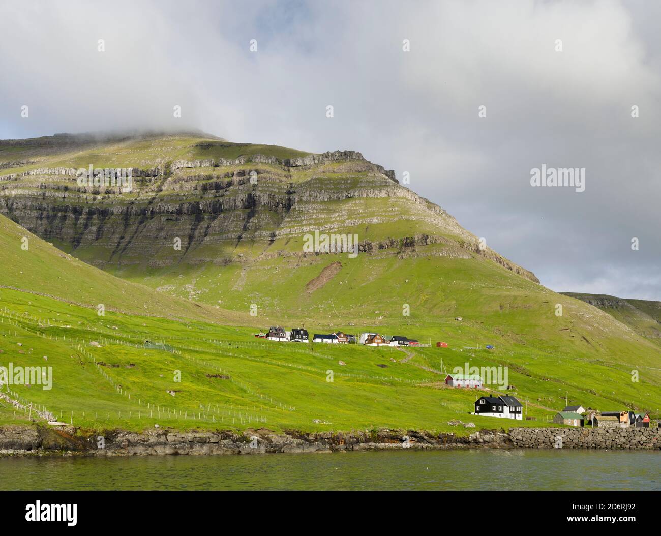 Isola Kalsoy, villaggio di Sydradalur. Nordoyggjar (Northern Isles) nelle isole Faerøer, un arcipelago nel Nord Atlantico. Europa, Nord Euro Foto Stock