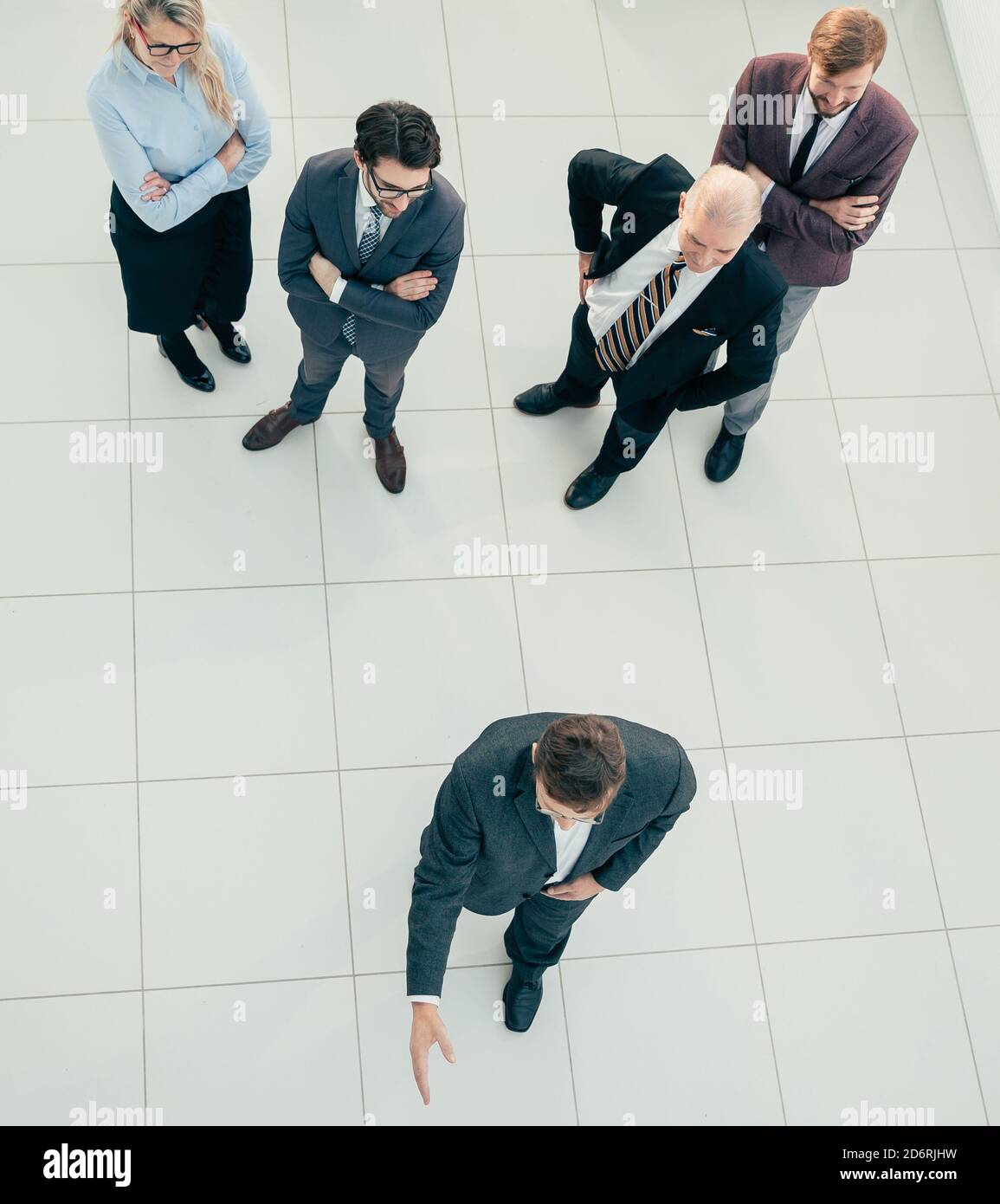 vista dall'alto. gruppo di dipendenti diversi in piedi in ufficio . Foto Stock