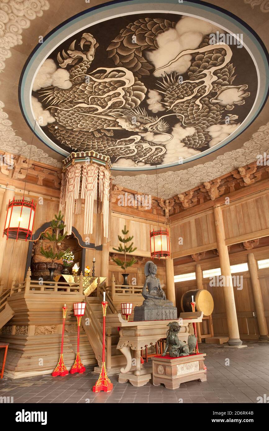 Kamakura, Prefettura di Kanagawa, Grande area di Tokyo, Giappone - altare all'interno del tempio di Kenchoji a Kamakura. Foto Stock