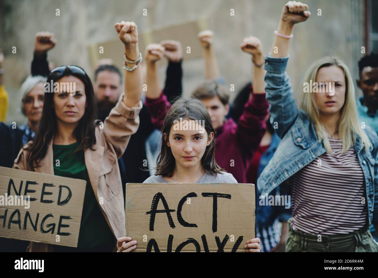 Gruppo di attivisti che protestano per le strade, sciopero e dimostrazione di concetto. Foto Stock