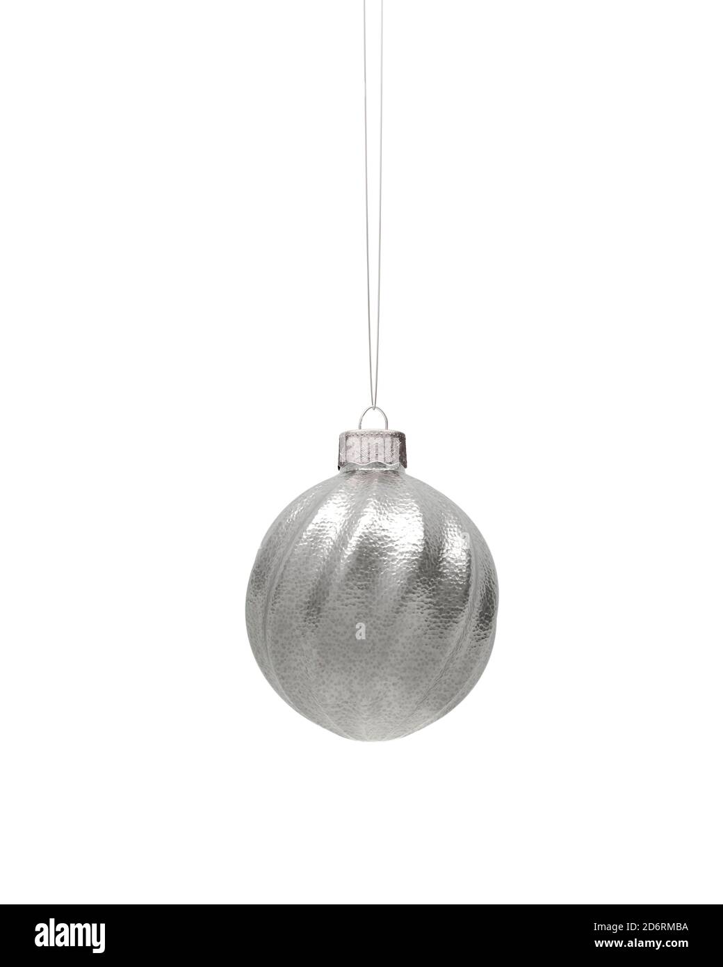 Palla di Natale a spirale in argento a coste ritorte appesa al filo. Superficie ruvida di bauble. Isolato su sfondo bianco. Decorazione di Natale, festa Foto Stock