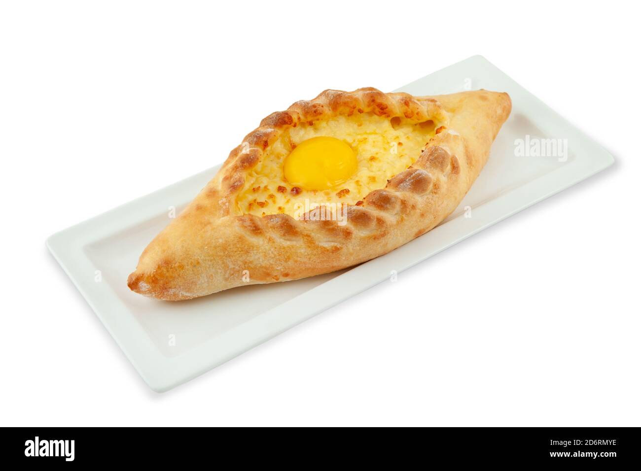 Khachapuri 'Barca'. Adjar Khachapuri. Khachapuri nazionale georgiano torta con uova, formaggio e burro sul piatto isolato su sfondo bianco. Foto Stock