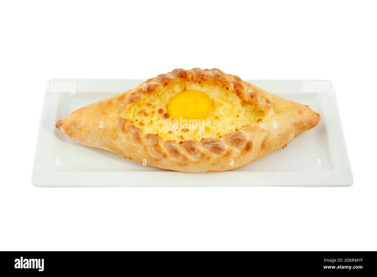 Khachapuri 'Barca'. Adjar Khachapuri. Khachapuri nazionale georgiano torta con uova, formaggio e burro sul piatto isolato su sfondo bianco. Foto Stock