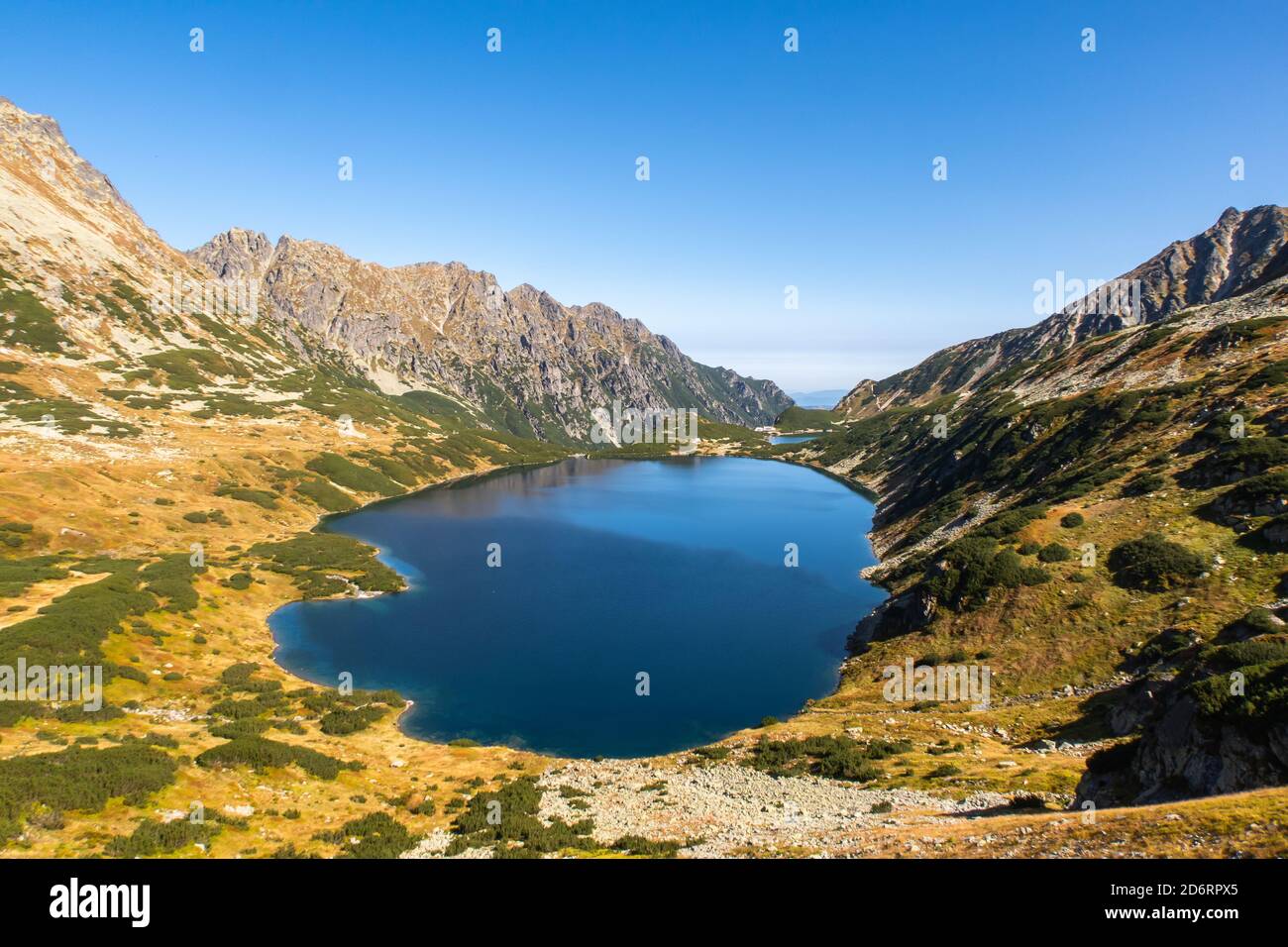 Lago di montagna blu cristallo Wielki Staw in alta montagna Tatra, paesaggio di montagna autunno. Panorama della Valle dei cinque stagni polacchi (Dolina Pieciu Stawow) Foto Stock