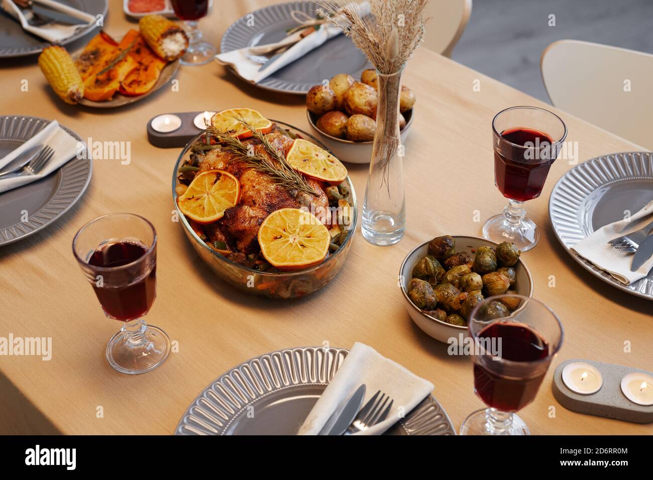 Immagine di sfondo di delizioso pollo arrosto al tavolo del Ringraziamento pronto per la cena con amici e familiari, spazio copia Foto Stock