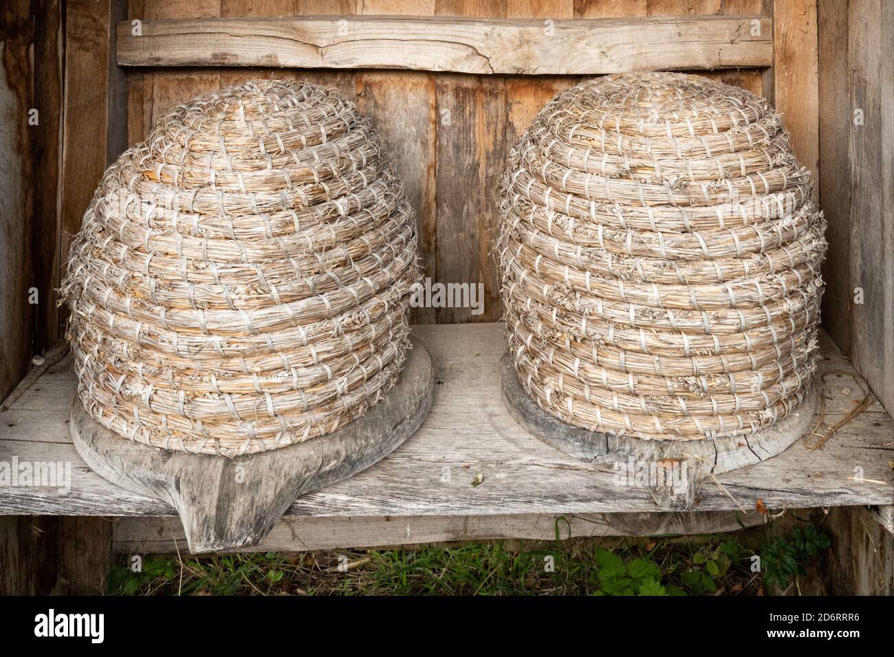 Spiedini di paglia, pattini, alveari tradizionali di vimini Foto Stock