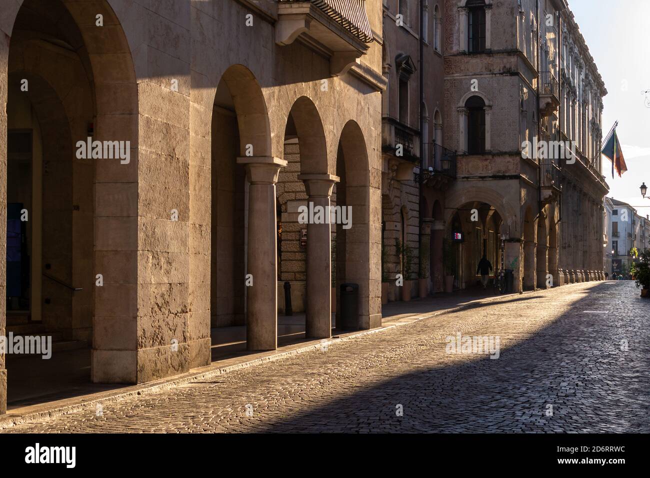 Via vuota nel centro storico di Vicenza, Italia al tramonto Foto Stock