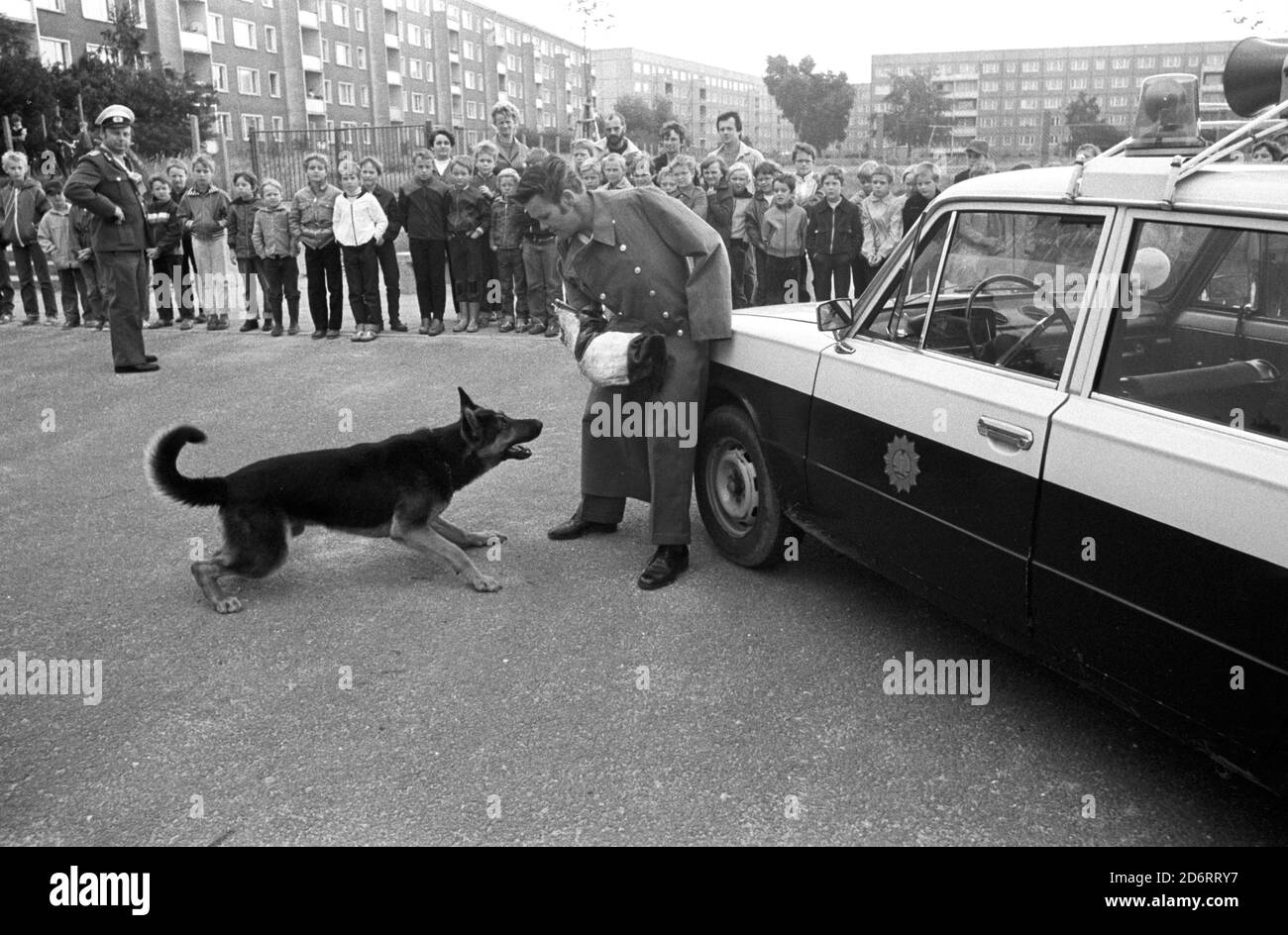30 agosto 1984, Sassonia, Bad Düben: Nell'estate del 1984, i Volkspolizei hanno dimostrato la loro tecnica e abilità ai bambini in vacanza a Bad Düben (vicino a Eilenburg). Data esatta della registrazione non nota. Foto: Volkmar Heinz/dpa-Zentralbild/ZB Foto Stock