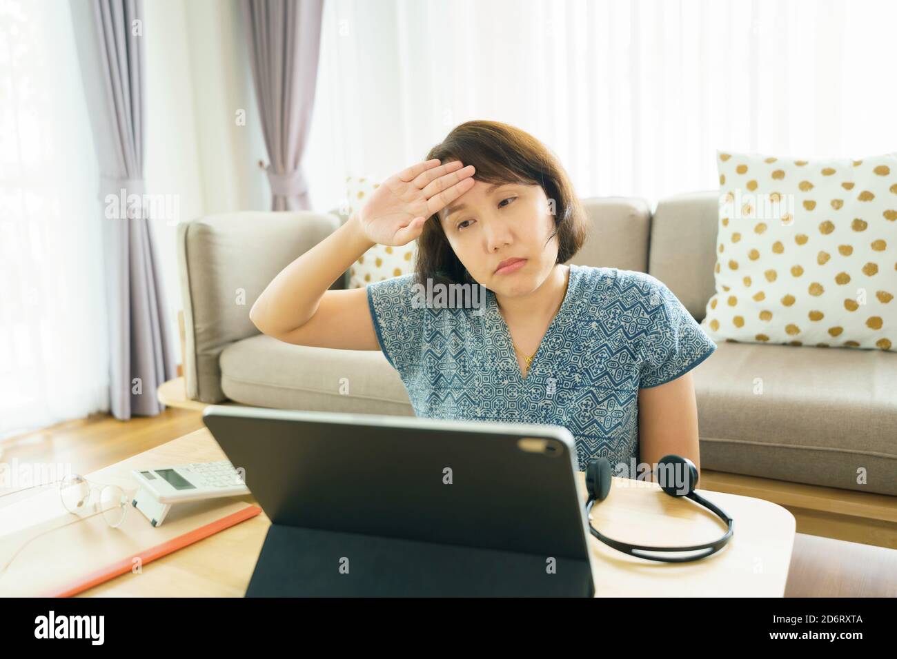 Donna asiatica di 30-35 anni utilizzando tablet, guardando la lezione Lingua dei segni corso online comunicare da conferenza video chiamata da casa, e-learning desson Foto Stock