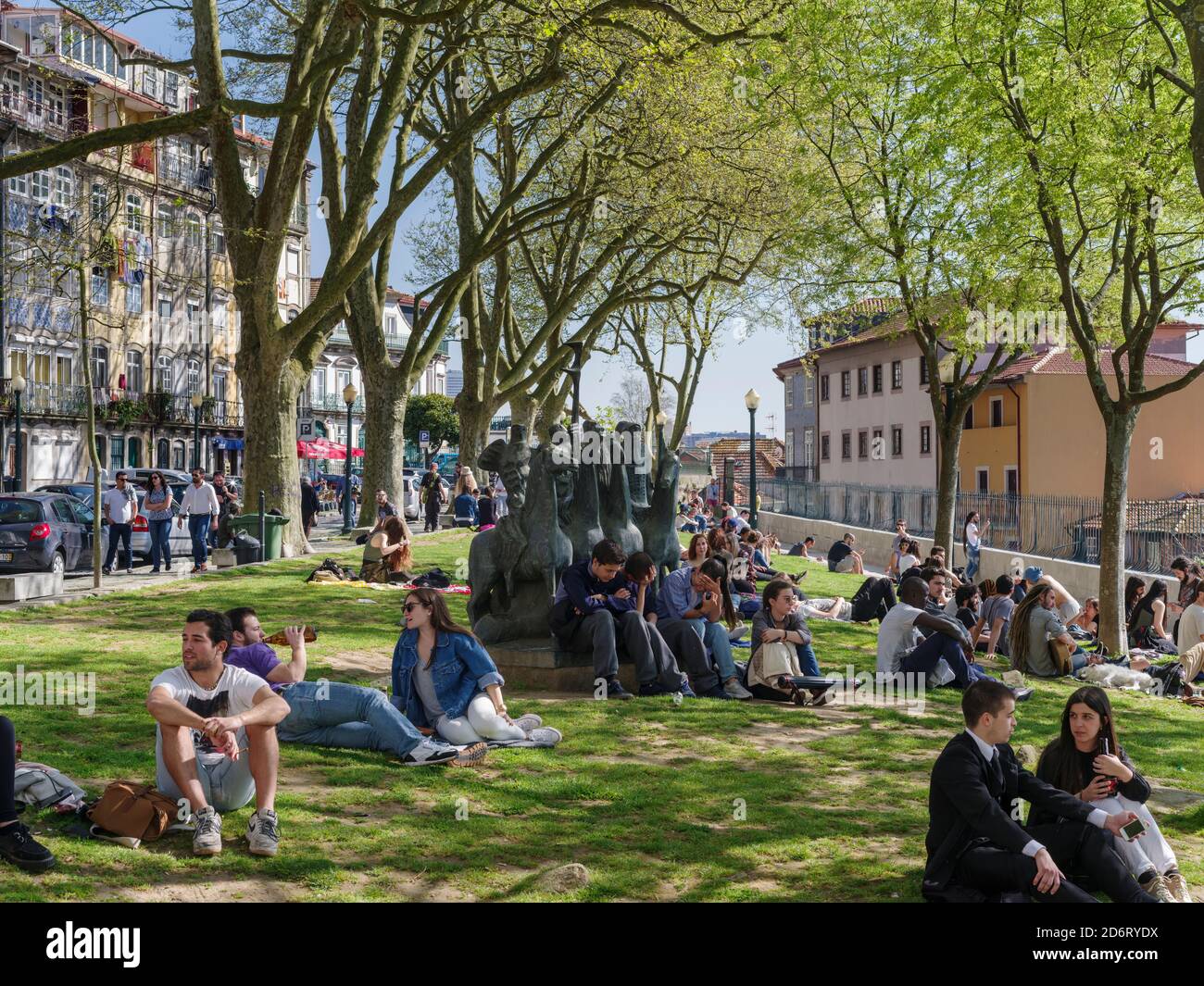 Parco con gli studenti nella città vecchia. Città di Porto (Oporto) a Rio Douro nel nord del Portogallo. La città vecchia è dichiarata patrimonio mondiale dell'UNESCO. Europa Foto Stock