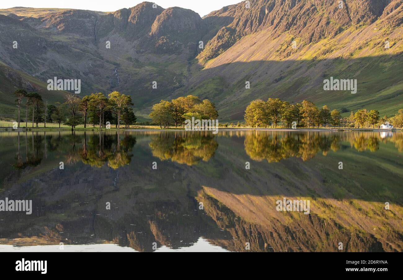 Estate mattina presto riflessioni su Buttermere nel Lake District, Cumbria Inghilterra Regno Unito Foto Stock