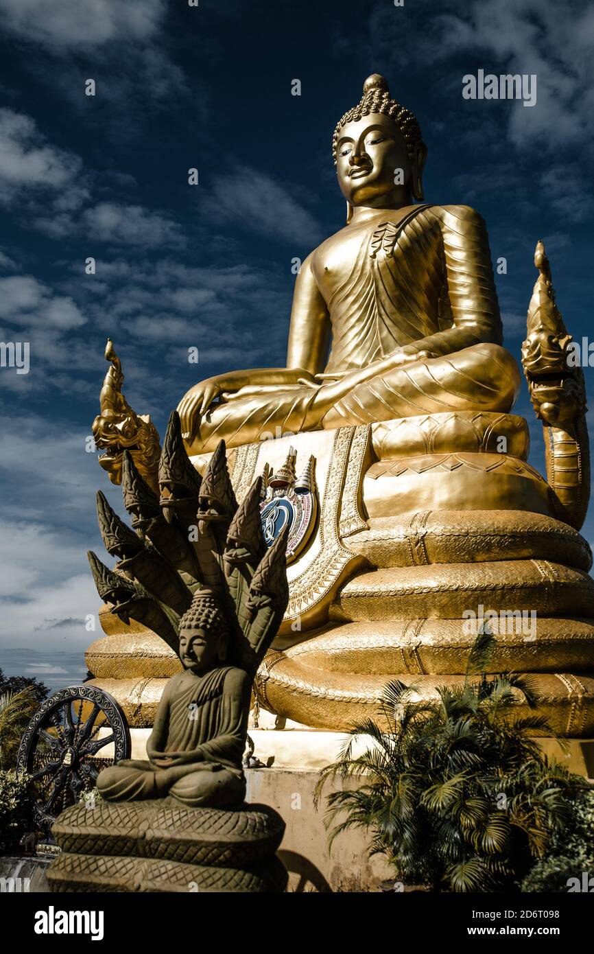 Thailandia - 2019. Phra Phutta Ming Mongkol Akenakiri. buddha d'oro con teste di drago al sole. Foto Stock