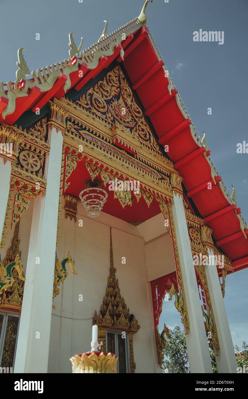 Thailandia, Phuket - 2019. Wat Suwan Khiri Khet emple. Persiane dorate sulle finestre e pareti dipinte Foto Stock