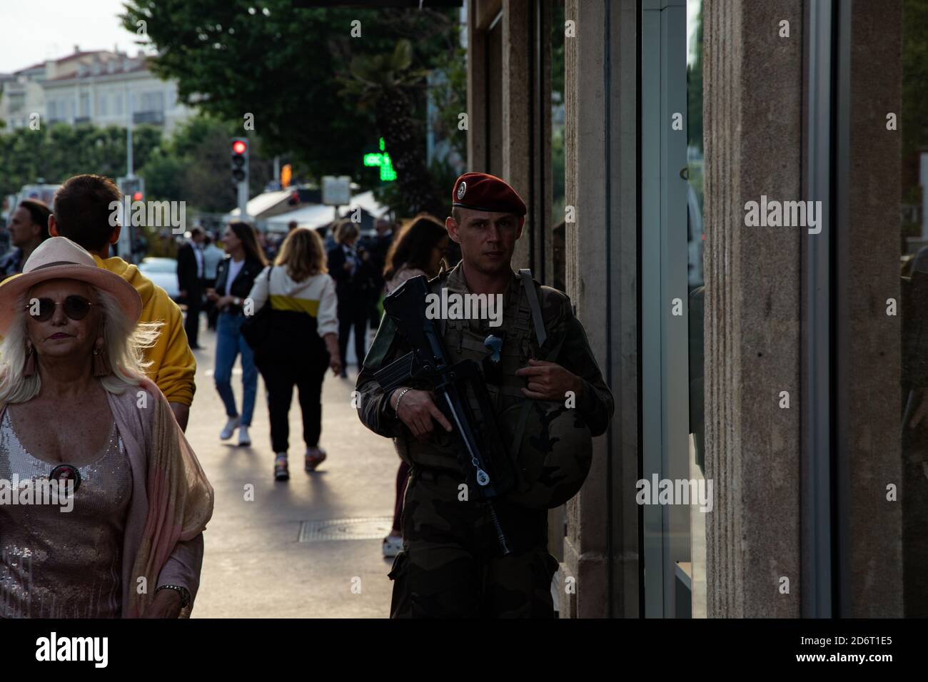 CANNES, FRANCIA - 25 maggio 2019: Un soldato francese pattuglia la strada di Cannes. Foto Stock