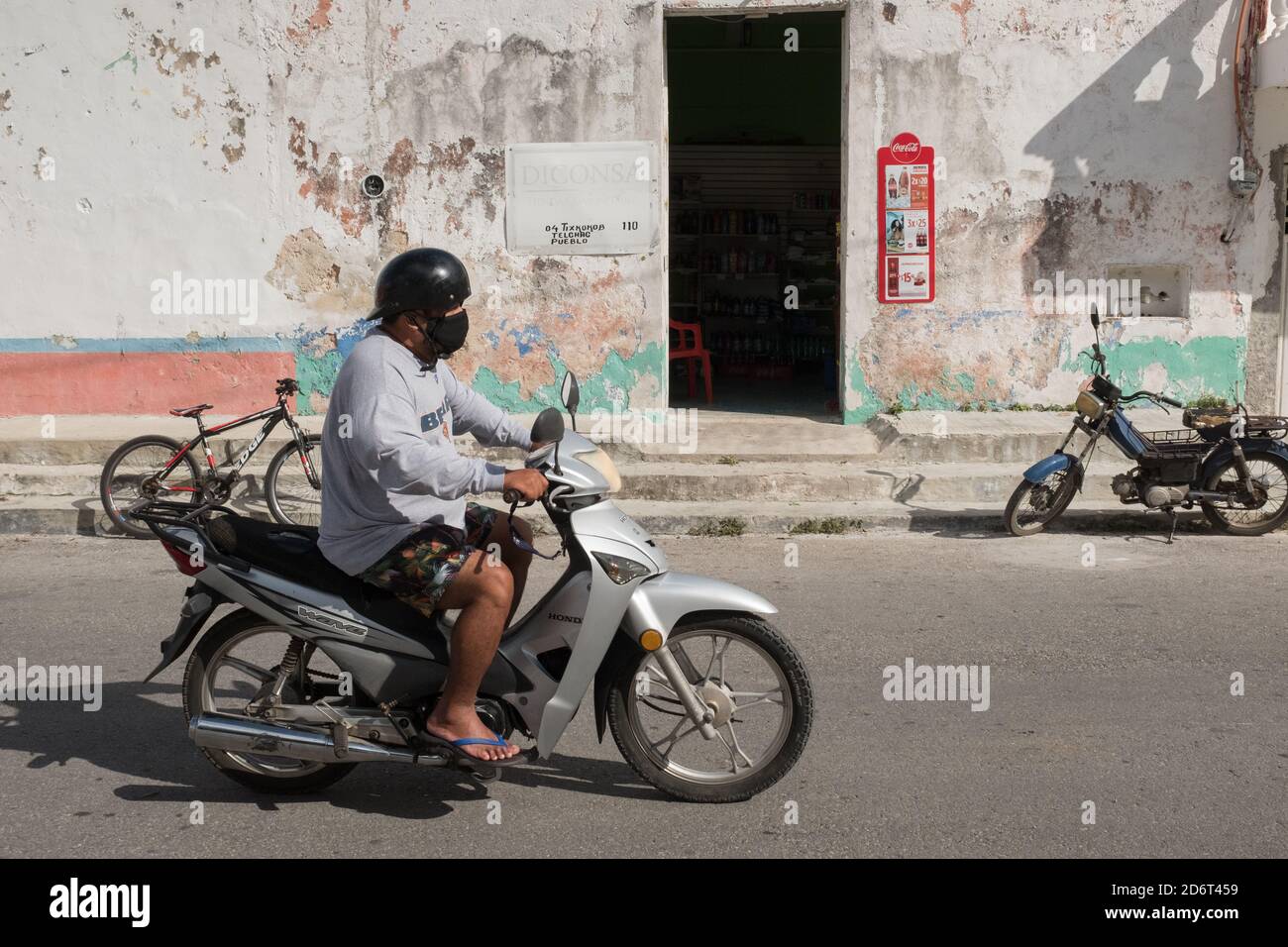 Vita quotidiana durante la pandemia di Covid-19, città di Telchac, Yucatan, Messico Foto Stock