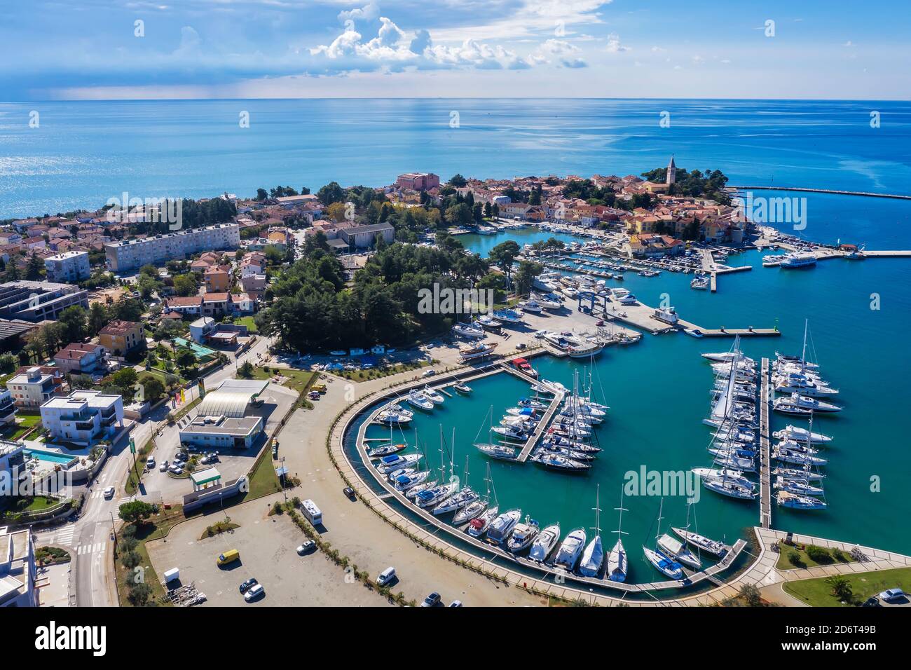 Una foto aerea della città costiera di Cittanova con barche e yacht in marina, sullo sfondo città vecchia, Istria, Croazia Foto Stock