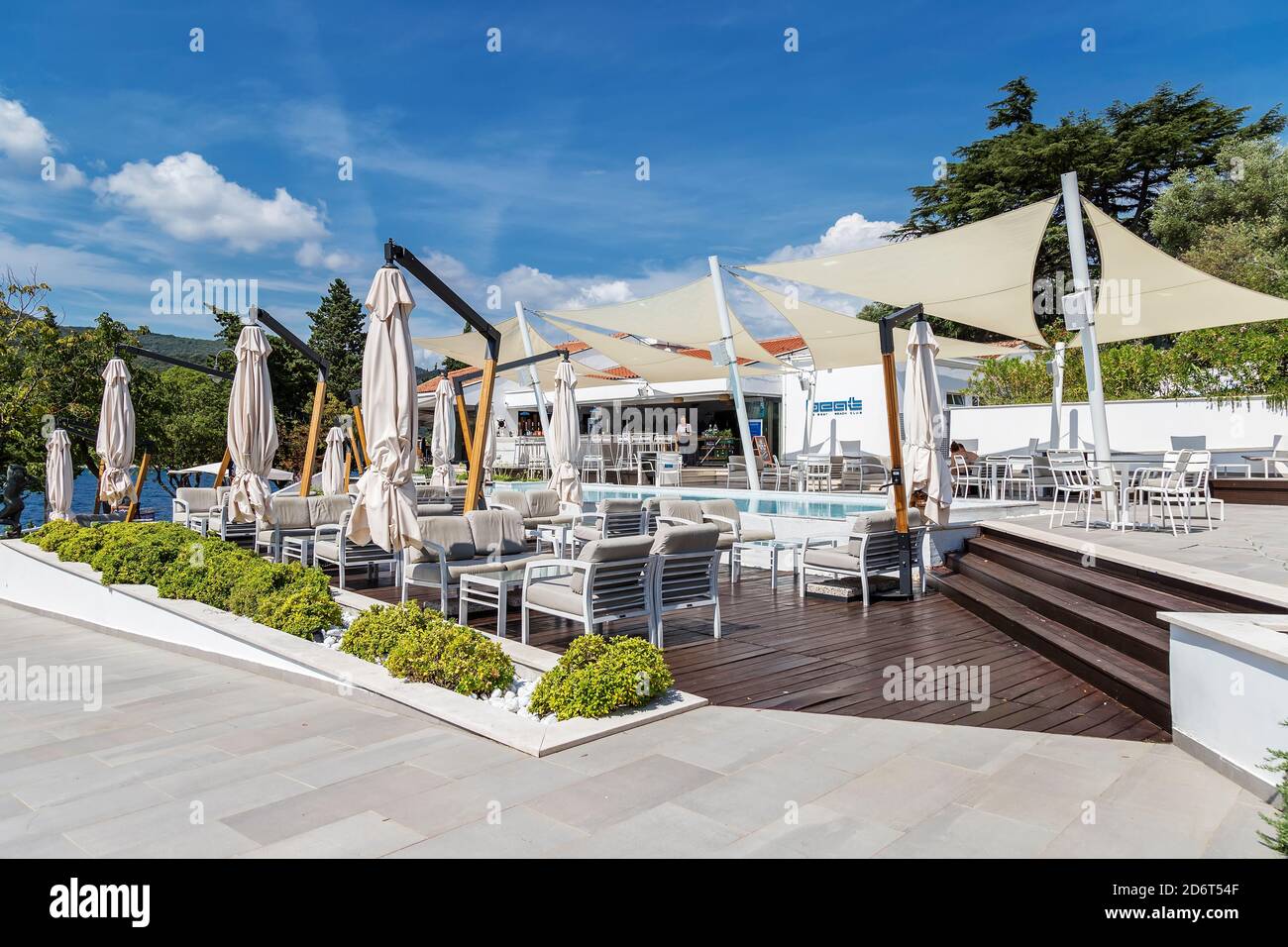 RABAC, CROAZIA - 29 AGOSTO 2020 - moderno Beat Beach bar con tutti i contenuti di accompagnamento a Rabac, Istria, Croazia Foto Stock