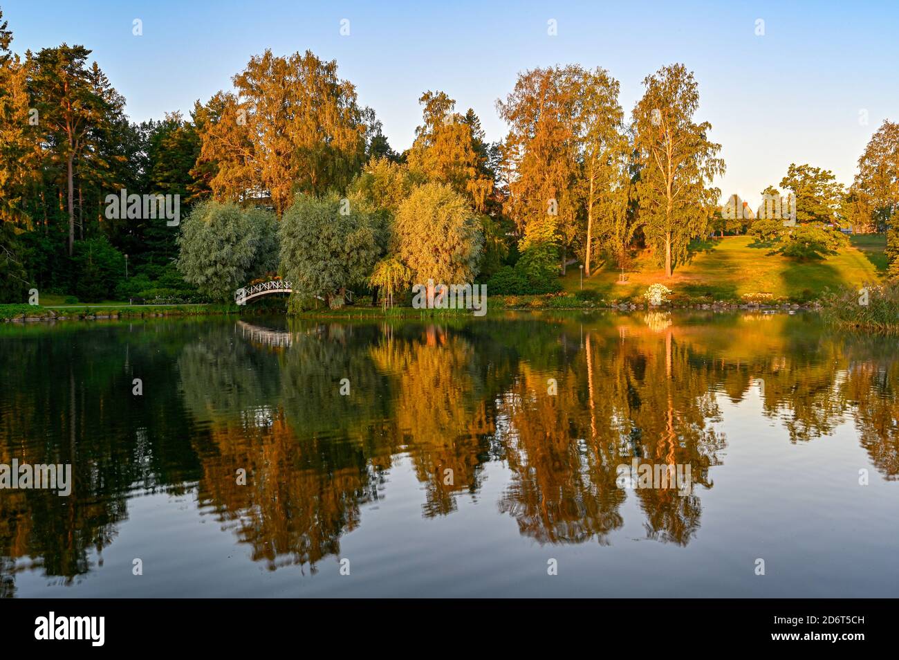 Luce mattutina sul parco pubblico e sullo stagno di Kumla Svezia Foto Stock