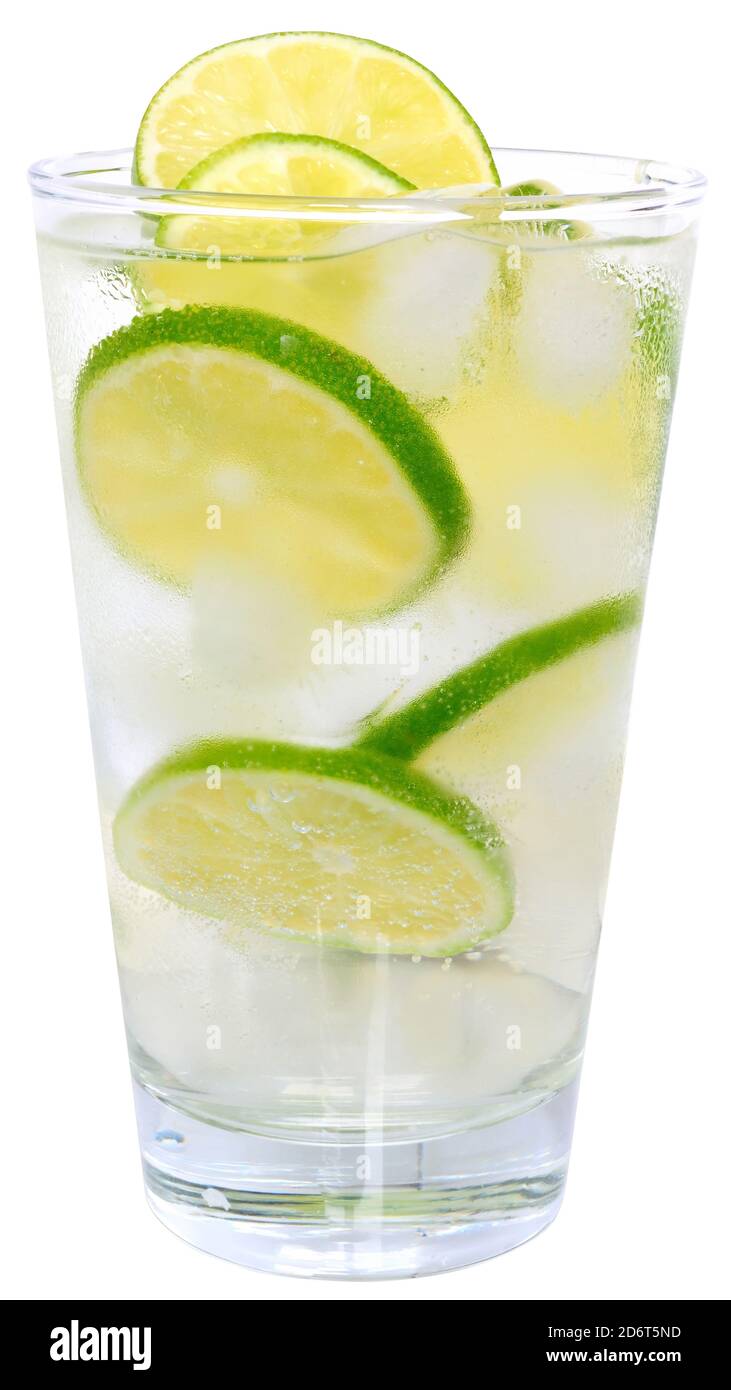 Cocktail Caipirinha con cubetti di ghiaccio in un calice di highball isolato su sfondo bianco. Foto Stock