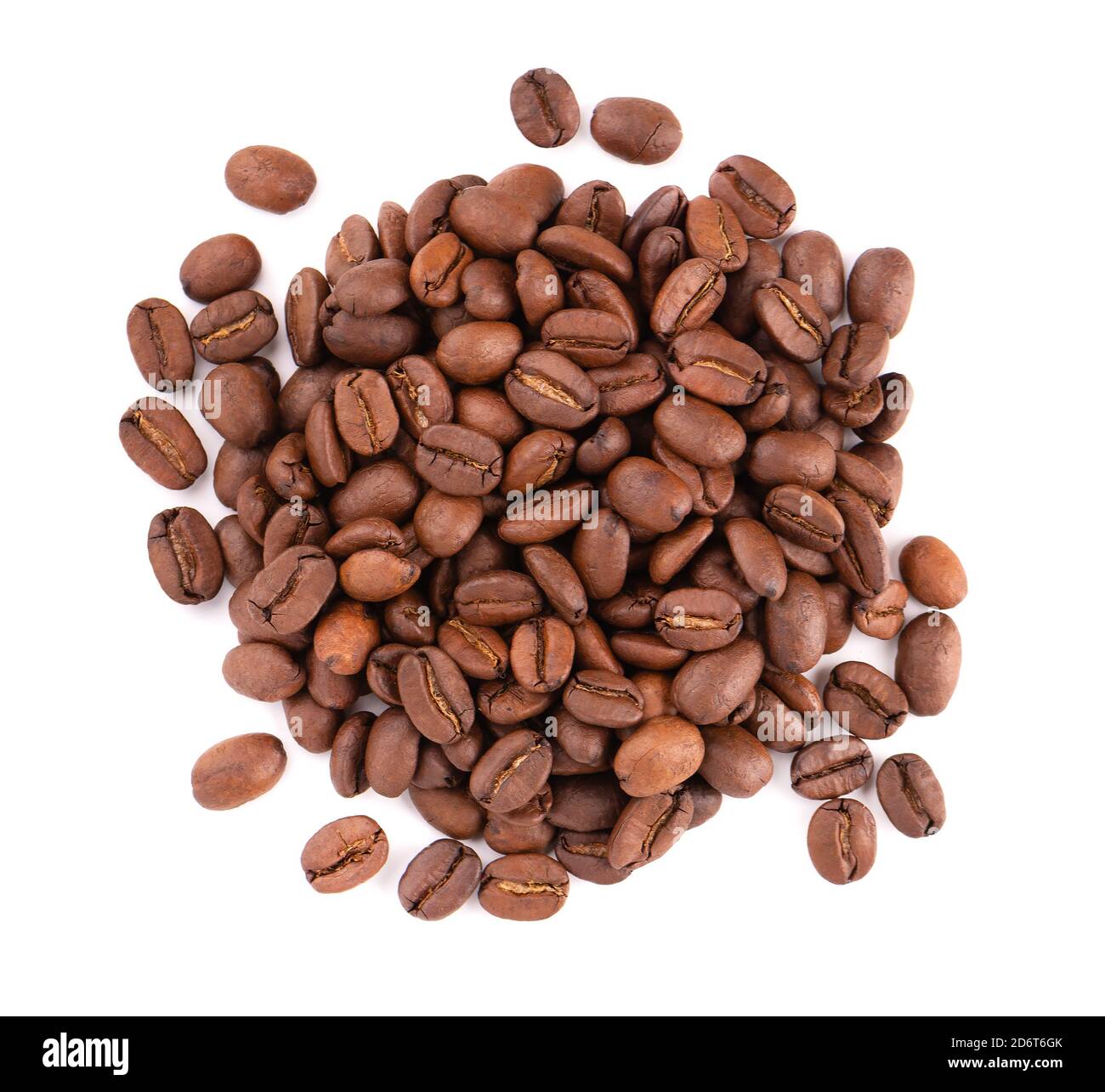 Chicchi di caffè isolati su sfondo bianco. Chicchi di caffè arabica arrosto. Vista dall'alto. Foto Stock