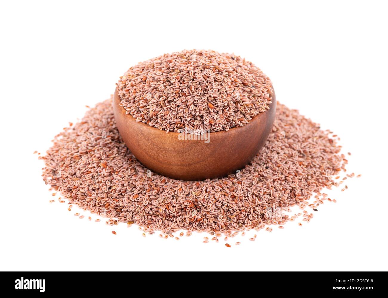 Semi di ovata di Plantago, isolati su sfondo bianco. Plantain, pulci indiani o semi di psyllium in ciotola di legno. Foto Stock