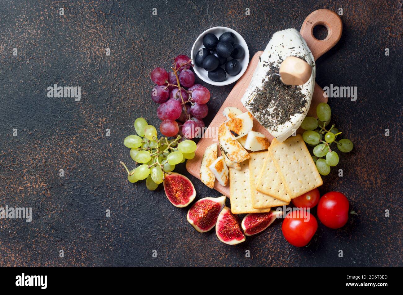 Formaggio greco tradizionale per allumi greel su tavola di legno con vegatebles Foto Stock