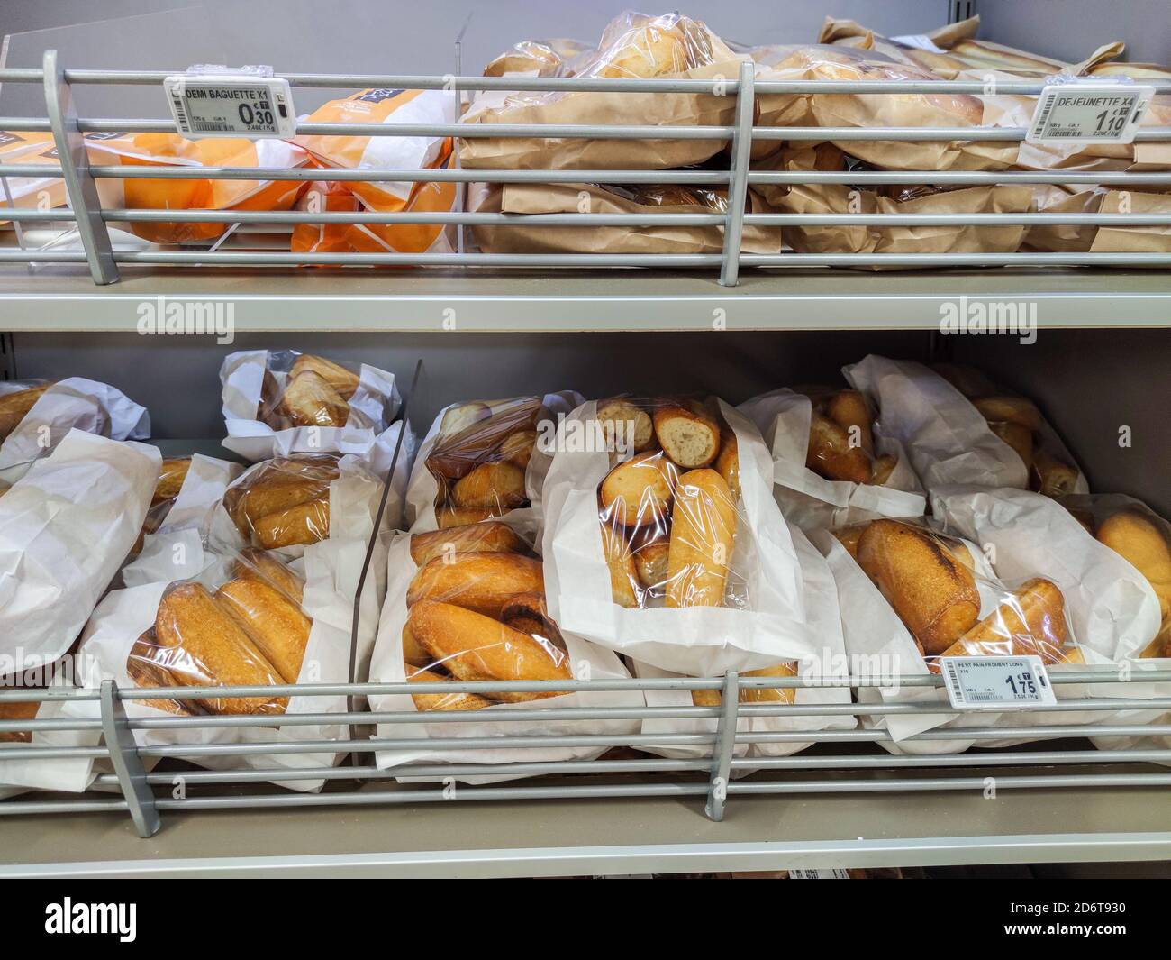 Puilboreau, Francia - 14 ottobre 2020: Moltitudine di mini pane nella sezione panetteria di un supermercato Foto Stock