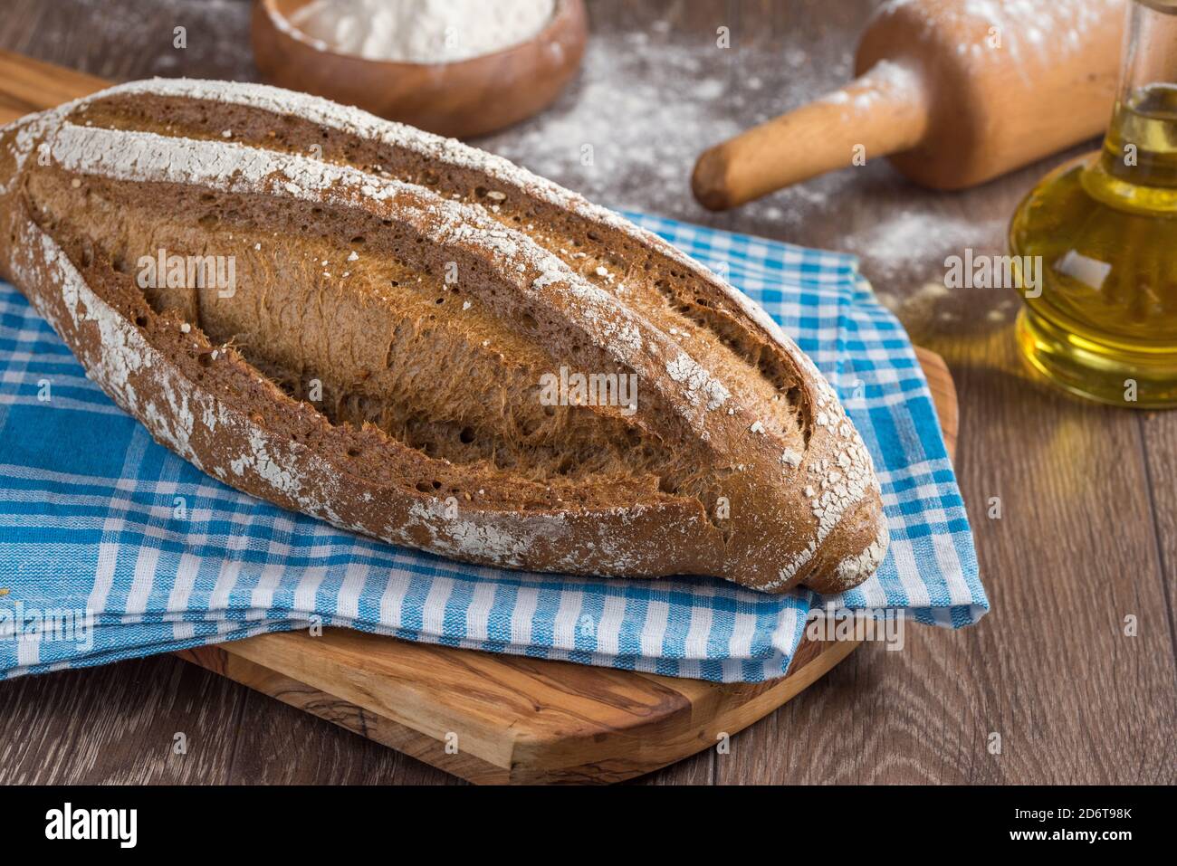 Pane di segale fresco sul tagliere closeup Foto Stock