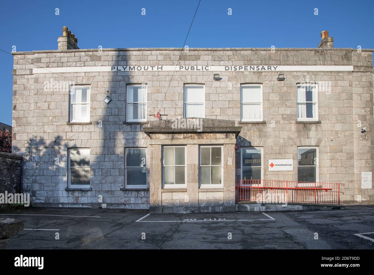 croce rossa presso il dispensario pubblico di plymouth nella città di plymouth centro devon Foto Stock