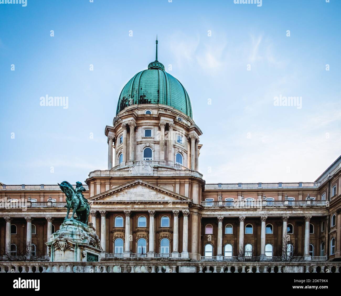 Budapest, Ungheria, marzo 2020, vista della cupola del Castello di Buda e la statua del Principe Eugenio di Savoia Foto Stock