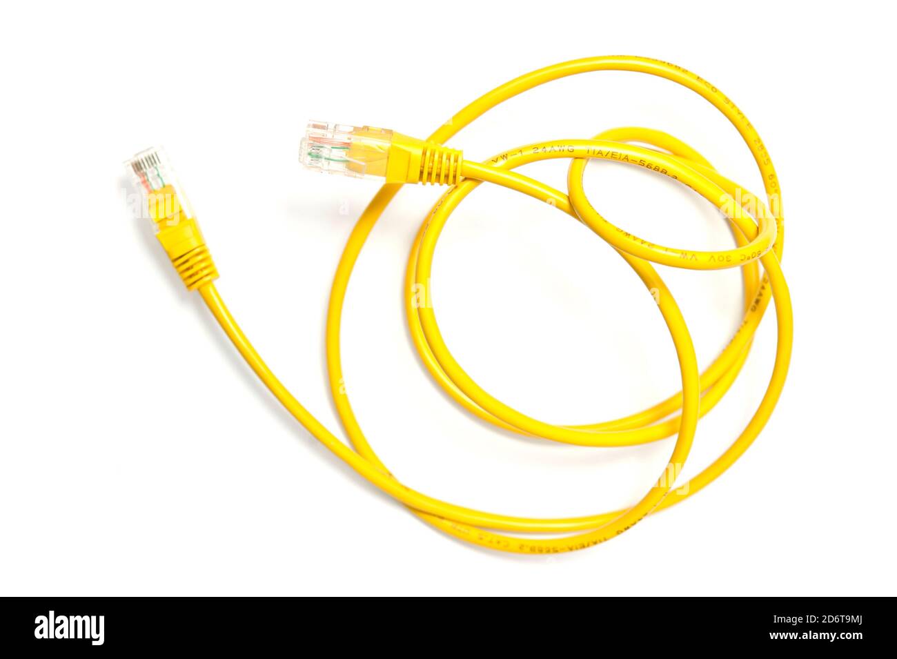 Cavo Ethernet giallo isolato Foto Stock