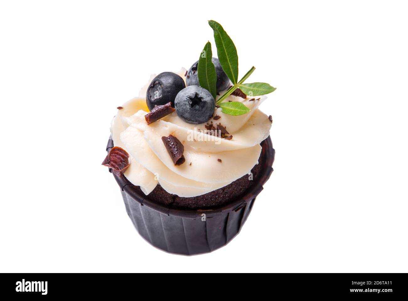 Pan di Spagna con panna e mirtilli su sfondo bianco isolato. Foto Stock