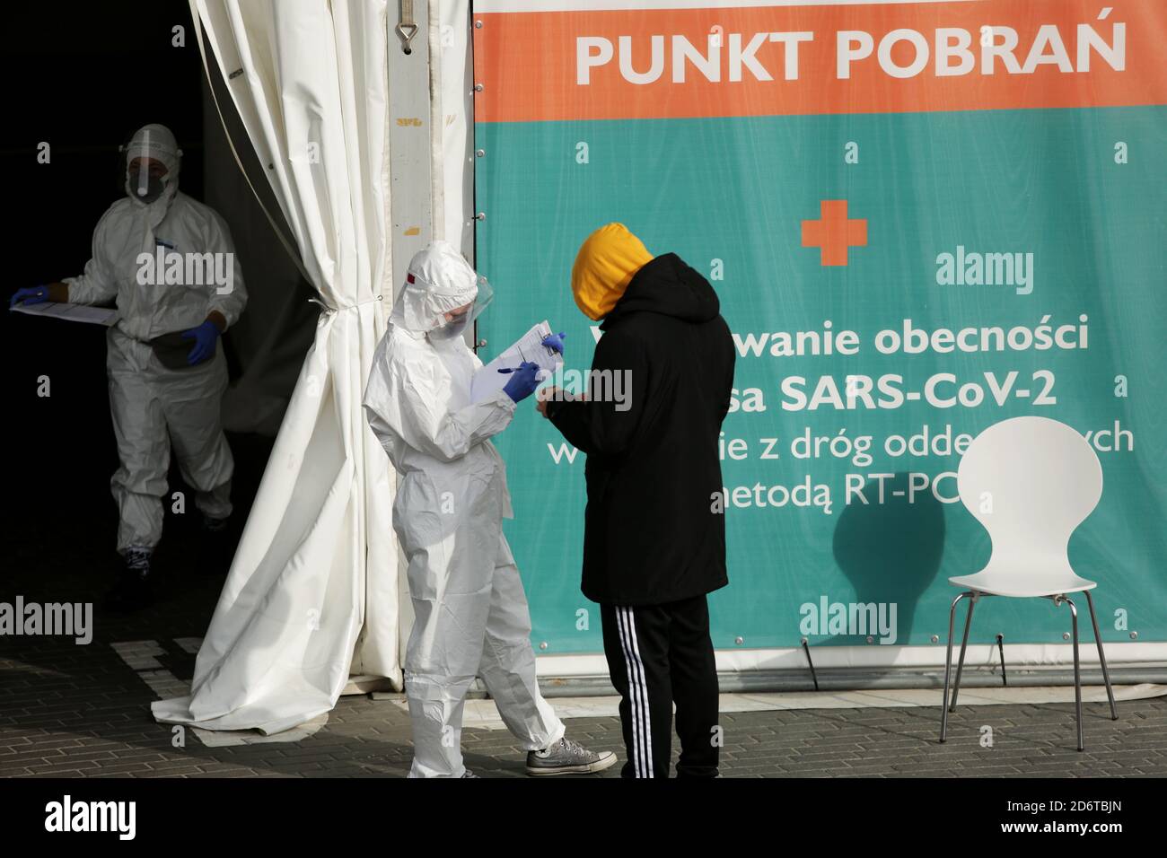 Cracovia, Polonia - 10 Ottobre 2020 : zona Rossa in Polonia. Una coda di auto gigante per eseguire i test - tamponi per la presenza di SARS-COV-2 coronavirus Foto Stock