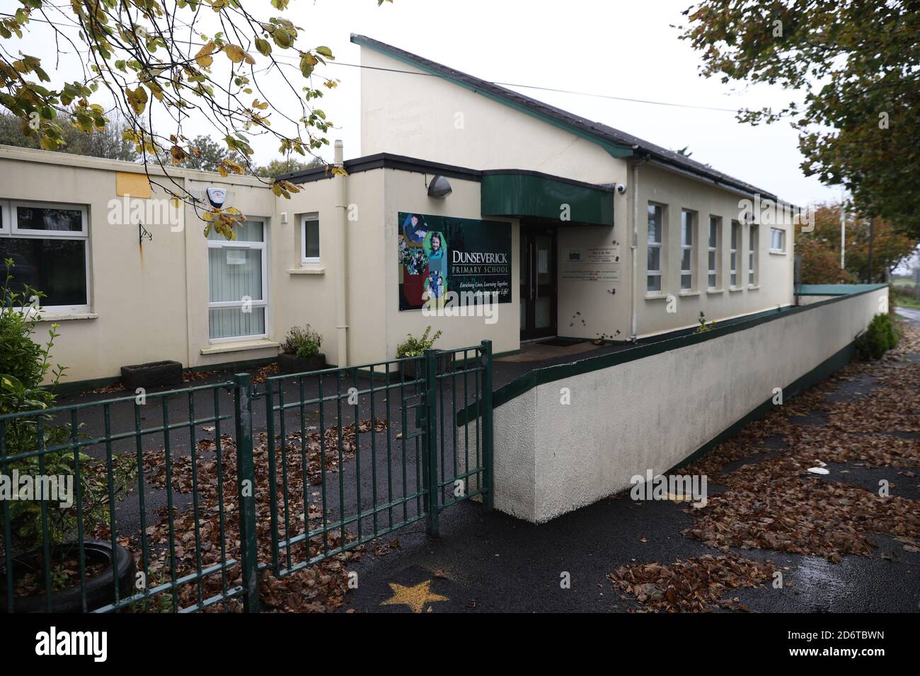 Una Dunseverick Primary School chiusa a Bushmills, contea di Antrim, come membro del DUP Assembly, ha marchiato alcune delle nuove restrizioni del coronavirus introdotte dal dirigente di Stormont come "vergogna e vergogna". Foto Stock