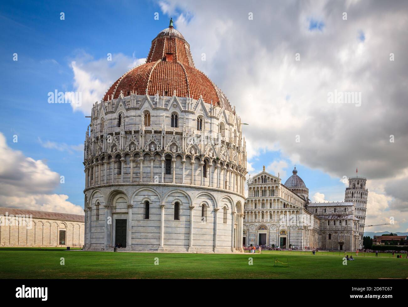 Immagine di esposizione diurna della famosa Piazza dei Miracoli a Pisa, Italia Foto Stock