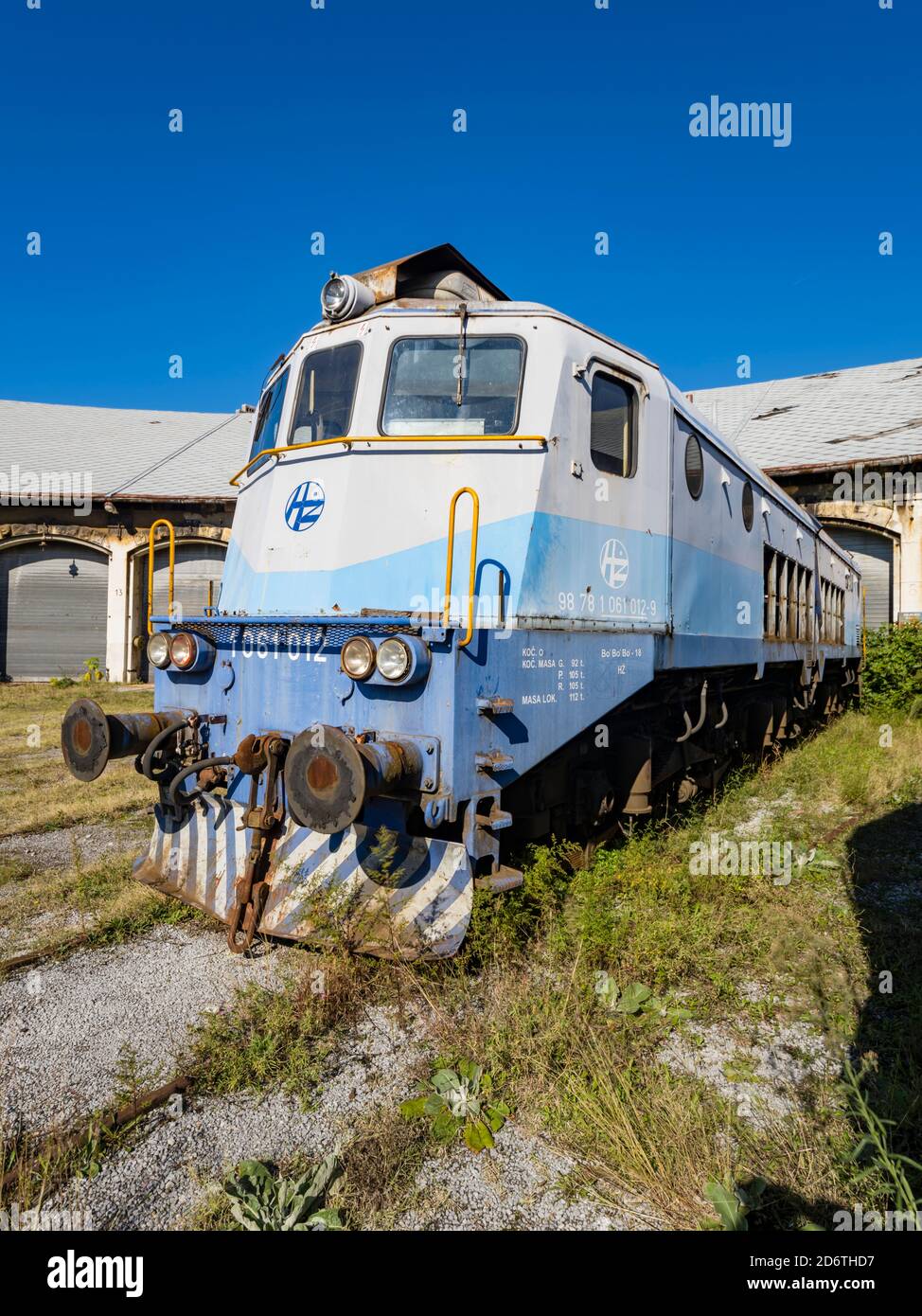 Locomotiva HZ Hrvatske zeljeznice serie 1061 012 (ex serie 362) Costruito da Ansaldo-Breda ora in piedi derelict a Rijeka in Croazia Europa Foto Stock
