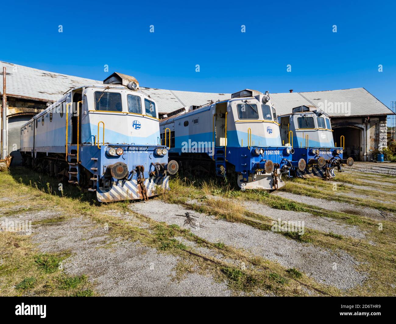 Locomotivi HZ serie 1061 012, 109 e 106 (ex serie 362) costruito da Ansaldo-Breda ora in piedi derelict a Rijeka in Croazia Europa Foto Stock