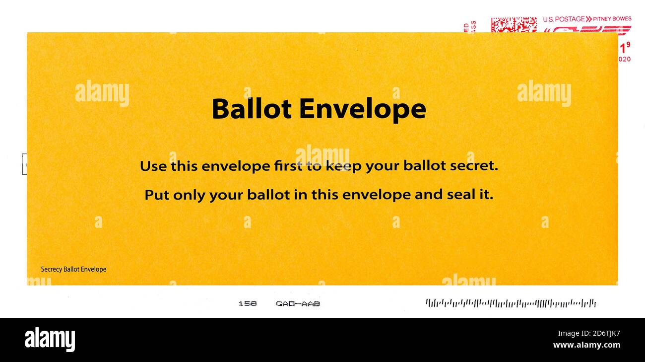 Una busta ufficiale per le elezioni degli Stati Uniti e una busta di segretezza utilizzato per inviare messaggi in uno scrutinio di un votante assentato in un elezioni generali Foto Stock