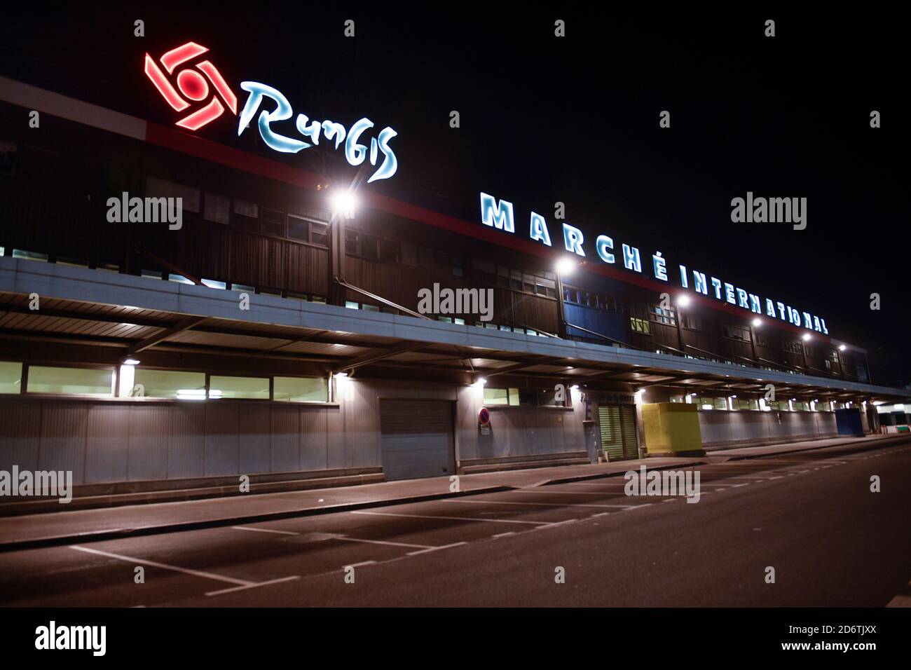 Rungis (zona di Parigi): Mercato Internazionale di Rungis, vista esterna di notte Foto Stock