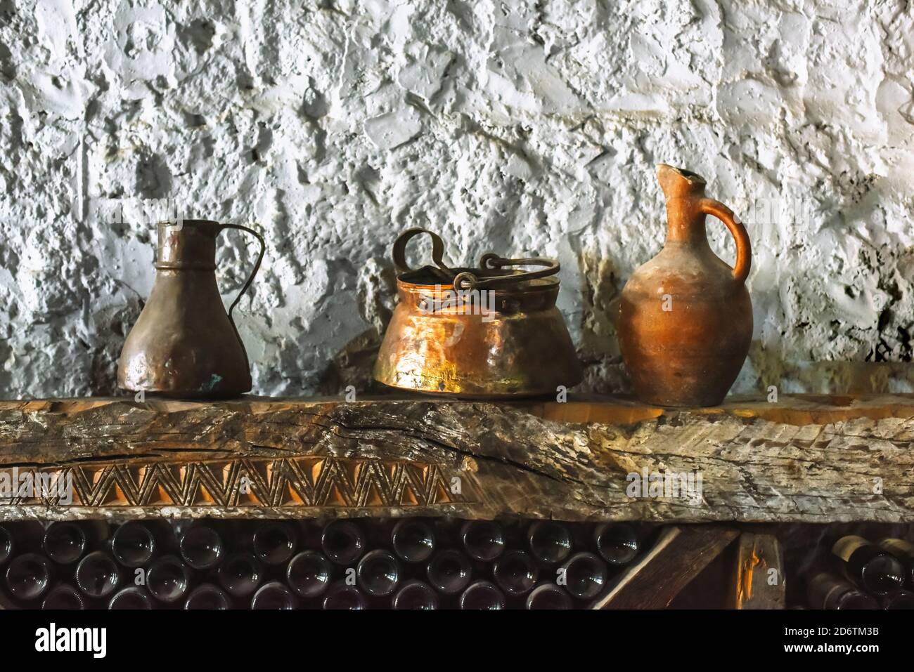 Varie vecchie caraffe, piatti di enologo su una mensola in legno nella cantina Foto Stock
