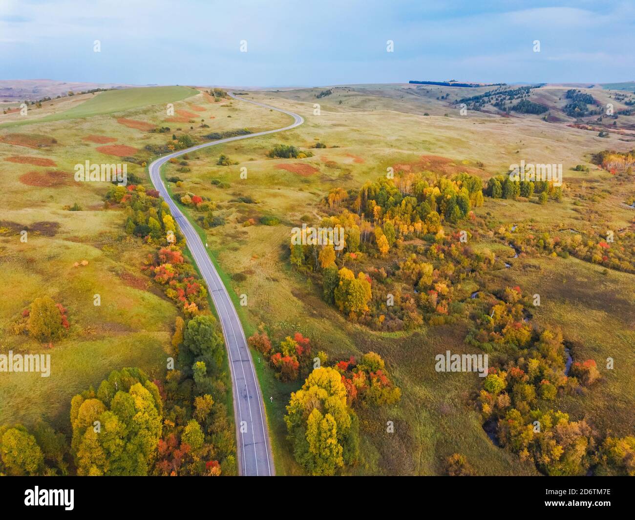 Vista aerea della strada con pittoresco paesaggio autunnale, vista panoramica Foto Stock