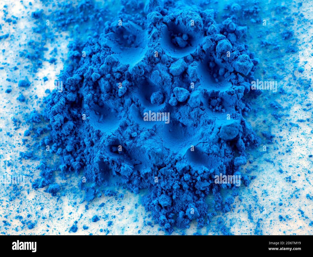 Vista in primo piano del pigmento blu. Dettagli in polvere di pigmento. Polveri su sfondo bianco. Sfondo astratto. Foto Stock