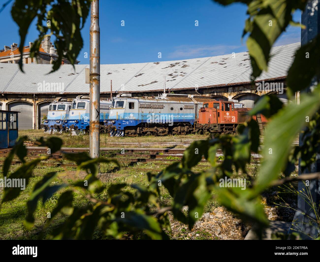 Locomotivi HZ serie 1061 012, 109 e 106 (ex serie 362) costruito da Ansaldo-Breda ora in piedi derelict a Rijeka in Croazia Europa Foto Stock
