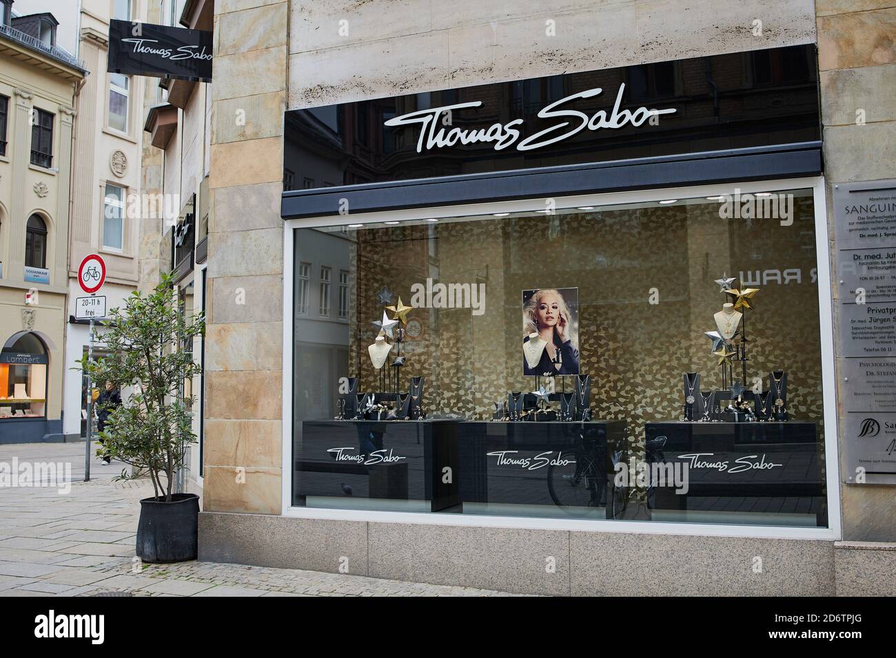 Wiesbaden, Germania - 18 ottobre 2020: Thomas Sabo negozio di fronte a Wiesbaden, città. Thomas Sabo è un gioielliere tedesco. Foto Stock