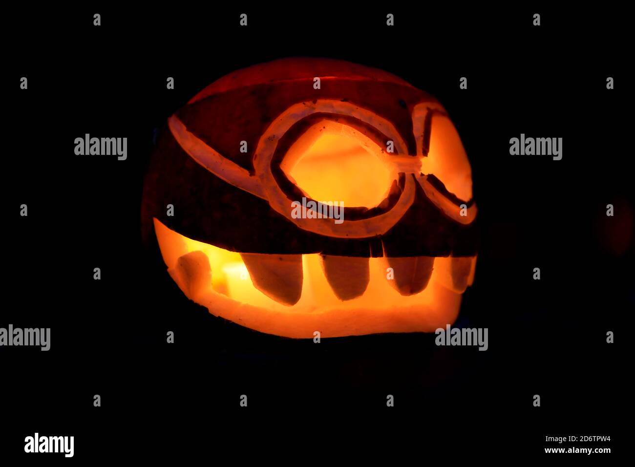 Zucca di Halloween spaventosa e brillante nella notte buia. Foto Stock