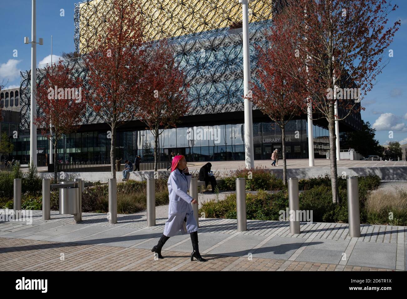 Dato che il numero di casi di Covid-19 a Birmingham è aumentato drasticamente nelle ultime settimane, sono state annunciate misure di blocco più estese per Birmingham e per altre zone delle West Midlands, La gente gode del sole in Centenary Square davanti alla Biblioteca di Birmingham mentre il centro della città è ancora molto tranquillo il 29 settembre 2020 a Birmingham, Regno Unito. Con l'applicazione della regola dei sei, l'area di Birmingham è stata ora scalata a un'area di intervento nazionale, con il divieto di socializzare con persone al di fuori della propria famiglia, a meno che non provengano dallo stesso sostegno Foto Stock